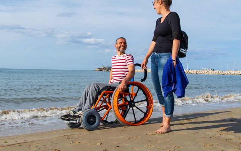 Turismo accessibile e carrozzine per disabili per il mare